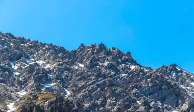 Dağ ve dağlık arazi dağları Alpler 'de kar, doğa ve mavi gökyüzü ile kayalar ve tepeler Tyrol Avusturya.
