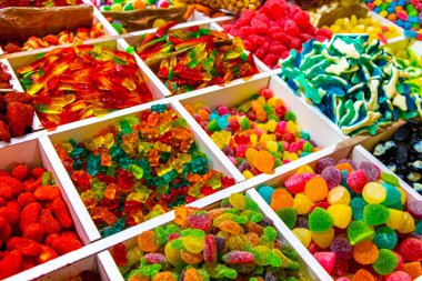 Meksika 'nın Centro Historico City Mexico' daki sokak yiyecek pazarından renkli şekerlemeler alın..