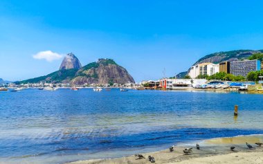 Şeker somunu dağı Pao de Acucar ve Botafogo Sahili manzarası ve Rio de Janeiro Brezilya 'daki Urca köyünün manzarası.
