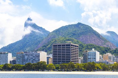 Botafogo Flamengo ve Rio de Janeiro Brezilya 'daki Urca köyünün sahil manzarası ve şehir manzarası.