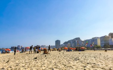 Rio de Janeiro Eyaleti Rio de Janeiro Brezilya 20. Ekim 2020 Copacabana ve Leme Beach ile Rio de Janeiro Brezilya 'da Gökdelen Gökdeleni Mavi Turkuaz Su ve Palmiye Ağaçları.