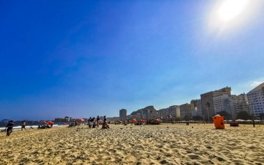 Rio de Janeiro Eyaleti Rio de Janeiro Brezilya 20. Ekim 2020 Copacabana ve Leme Beach ile Rio de Janeiro Brezilya 'da Gökdelen Gökdeleni Mavi Turkuaz Su ve Palmiye Ağaçları.