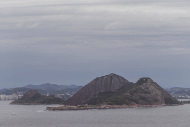Rio de Janeiro Eyaleti Rio de Janeiro Brezilya 'da Sahil Dalgaları Su Sahil Tepeleri Adaları ve Mavi Gökyüzü Panoraması ile Copacabana ve Leme Tropikal Cenneti.