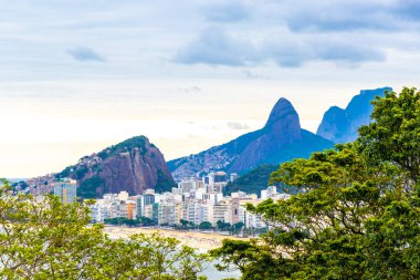 Rio de Janeiro Eyaleti Rio de Janeiro Brezilya 11. Ekim 2020 Copacabana ve Leme Beach ile Rio de Janeiro Brezilya 'da Gökdelen Gökdeleni Mavi Turkuaz Su ve Palmiye Ağaçları.