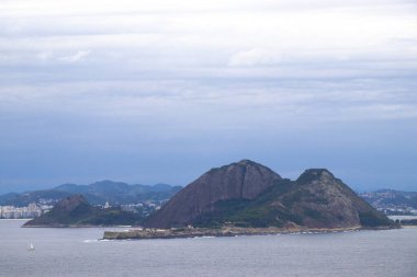 Rio de Janeiro Eyaleti Rio de Janeiro Brezilya 'da Sahil Dalgaları Su Sahil Tepeleri Adaları ve Mavi Gökyüzü Panoraması ile Copacabana ve Leme Tropikal Cenneti.