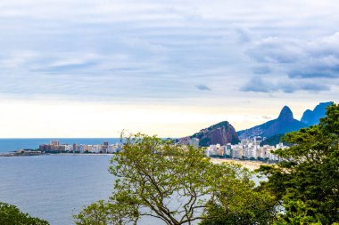 Rio de Janeiro Eyaleti Rio de Janeiro Brezilya 11. Ekim 2020 Copacabana ve Leme Beach ile Rio de Janeiro Brezilya 'da Gökdelen Gökdeleni Mavi Turkuaz Su ve Palmiye Ağaçları.