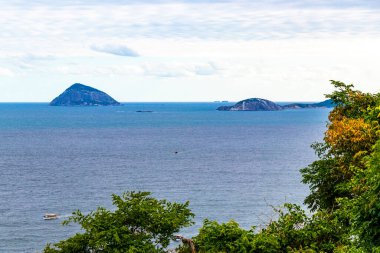 Copacabana ve Leme Tropikal Cennet Plajı Mavi Turkuaz Su Sahili ve Deniz Panorama Manzaralı Rio de Janeiro Eyaleti Rio de Janeiro Brezilya 'da Ada Adaları Rock Tepeleri.