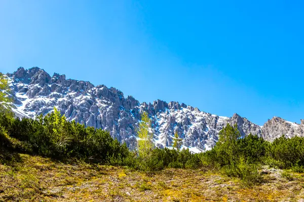 Dağ ve dağlık arazi dağları Alpler 'de kar, doğa ve mavi gökyüzü ile kayalar ve tepeler Tyrol Avusturya.