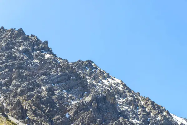 Dağ ve dağlık arazi dağları Alpler 'de kar, doğa ve mavi gökyüzü ile kayalar ve tepeler Tyrol Avusturya.