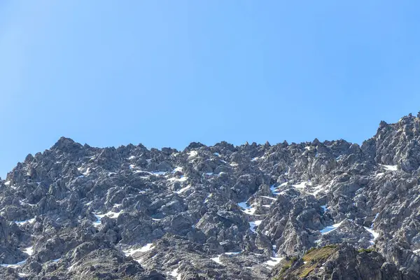 Dağ ve dağlık arazi dağları Alpler 'de kar, doğa ve mavi gökyüzü ile kayalar ve tepeler Tyrol Avusturya.
