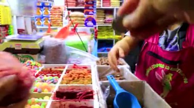 Centro Historico Mexico City 14 numara. Şubat 2021 Mexico City 'deki Meksika sokak gıda pazarından renkli şekerlemeler alın..