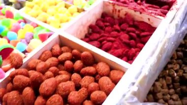 Meksika 'nın Centro Historico City Mexico' daki sokak yiyecek pazarından kırmızı ekşi şeker alın..