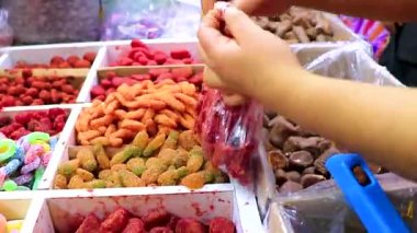 Centro Historico Mexico City 14 numara. Şubat 2021 Mexico City 'deki Meksika sokak gıda pazarından renkli şekerlemeler alın..