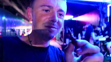 Güneydoğu Asya 'daki Pattaya Bang Lamung Amphoe Chon Buri Tayland' daki gece pazarında çekirge çekirgesi yiyen adam..