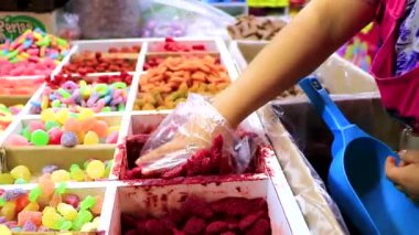 Centro Historico Mexico City 14 numara. Şubat 2021 Mexico City 'deki Meksika sokak gıda pazarından renkli şekerlemeler alın..