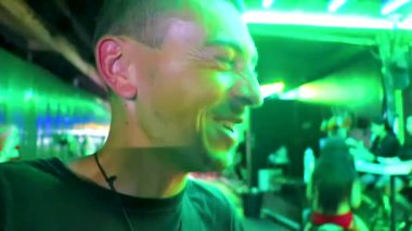 Güneydoğu Asya 'daki Pattaya Bang Lamung Amphoe Chon Buri Tayland' daki gece pazarında çekirge çekirgesi yiyen adam..