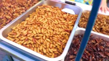 Güneydoğu Asya 'da Pattaya Bang Lamung Amphoe Chon Buri Tayland' da yürüyen sokak gıda pazarında böcekler satılıyor..
