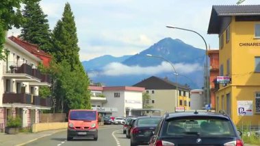 Alps Vorarlberg Avusturya 12. Temmuz 2019 'da, tarlaları orman bulutları arabaları ve Avusturya' da mavi gökyüzü olan bir kasaba köyünde, bir dağ manzarası dağlarının içinden geçerken..