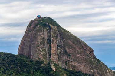 Rio de Janeiro Eyaleti Rio de Janeiro Brezilya 11. Ekim 2020 Sugarloaf şekerleme dağı Pao de Acucar deniz kıyısı manzarası ve Rio de Janeiro Brezilya 'daki Urca köyünün manzarası.