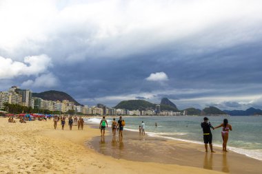 Rio de Janeiro Eyaleti Rio de Janeiro Brezilya 10. Ekim 2020 Copacabana ve Leme Plajı Tropikal Cenneti Dalgalar Kum İnsanları Turizm Şemsiyeleri ve Brezilya 'da güneş pansiyonları.