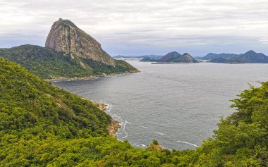 Rio de Janeiro Eyaleti Rio de Janeiro Brezilya 11. Ekim 2020 Sugarloaf şekerleme dağı Pao de Acucar deniz kıyısı manzarası ve Rio de Janeiro Brezilya 'daki Urca köyünün manzarası.