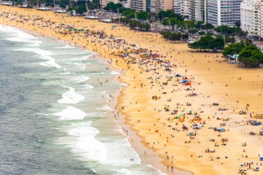Rio de Janeiro Eyaleti Rio de Janeiro Brezilya 11. Ekim 2020 Copacabana ve Leme Plajı Tropikal Cenneti Dalgalar Kum İnsanları Turizm Şemsiyeleri ve Brezilya 'da güneş pansiyonları.