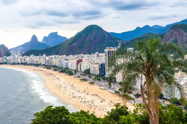 Rio de Janeiro Eyaleti Rio de Janeiro Brezilya 11. Ekim 2020 Copacabana 'da Palm Trees ve Rio de Janeiro Brezilya' da Blue Turquoise Water ve White Beach Sand ile Leme Beach Tropical Paradise.