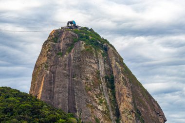 Rio de Janeiro Eyaleti Rio de Janeiro Brezilya 17. Ekim 2020 Sugarloaf şekerleme dağı Pao de Acucar deniz kıyısı manzarası ve Rio de Janeiro Brezilya 'daki Urca köyünün manzarası.
