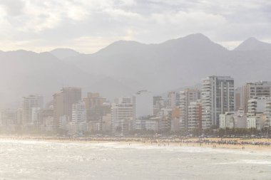 Rio de Janeiro Eyaleti Rio de Janeiro Brezilya 23. Ekim 2010 Ipanema Plajı Tropikal Cenneti İki Kardeşler Tepesi Mavi Turkuaz Suyu ve Brezilya 'da Kara Fırtına Yağmurlu Bulutları.