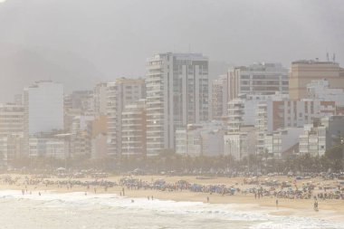 Rio de Janeiro Eyaleti Rio de Janeiro Brezilya 23. Ekim 2010 Ipanema Plajı Tropikal Cenneti İki Kardeşler Tepesi Mavi Turkuaz Suyu ve Brezilya 'da Kara Fırtına Yağmurlu Bulutları.