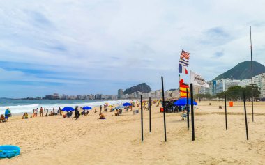 Rio de Janeiro Eyaleti Rio de Janeiro Brezilya 24. Ekim 2020 Copacabana ve Leme Plajı Tropikal Cenneti Dalgalar Kum İnsanları Turizm Şemsiyeleri ve Brezilya 'daki dinlenme yerleri.
