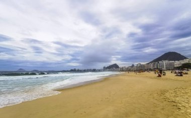 Rio de Janeiro Eyaleti Rio de Janeiro Brezilya 24. Ekim 2020 Copacabana ve Leme Plajı Tropikal Cenneti Dalgalar Kum İnsanları Turizm Şemsiyeleri ve Brezilya 'da güneş pansiyonları.