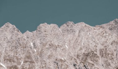 Dağ ve Alp Tepesi manzara dağları ve kayalar yeşil tarlaları olan manzaralar daha az orman ve köknar ağaçları Alpler Imst Tyrol Avusturya 'da kayalık doğa ve mavi gökyüzü.