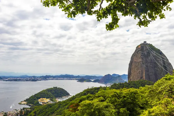 Rio de Janeiro Eyaleti Rio de Janeiro Brezilya 12. Ekim 2020 Sugarloaf şekerleme dağı Pao de Acucar deniz kıyısı manzarası ve Rio de Janeiro Brezilya 'daki Urca köyünün manzarası.