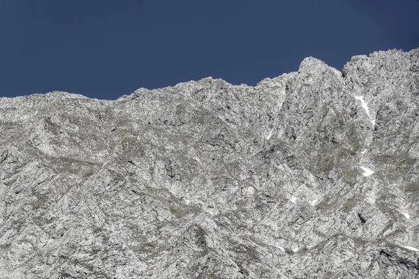 Dağ ve Alp Tepesi manzara dağları ve kayalar yeşil tarlaları olan manzaralar daha az orman ve köknar ağaçları Alpler Imst Tyrol Avusturya 'da kayalık doğa ve mavi gökyüzü.