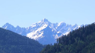 Dağ ve dağlık arazi dağları Alpler 'de kar, doğa ve mavi gökyüzü ile kayalar ve tepeler Tyrol Avusturya.