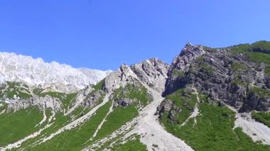 Yaz mevsiminde dağların zirvesinden düşen tehlikeli kayalar ve taş çığ Alplerdeki mavi gökyüzü Tyrol Avusturya.