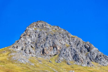 Dağ ve Alp Tepesi manzara dağları ve kayalar yeşil tarlaları olan manzaralar daha az orman ve köknar ağaçları Alpler Imst Tyrol Avusturya 'da kayalık doğa ve mavi gökyüzü.