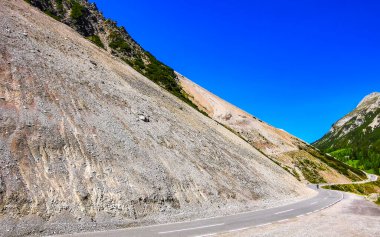 Yaz mevsiminde dağların zirvesinden düşen tehlikeli kayalar ve taş çığ Alplerdeki mavi gökyüzü Tyrol Avusturya.
