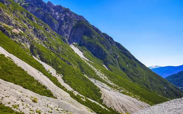 Yaz mevsiminde dağların zirvesinden düşen tehlikeli kayalar ve taş çığ Alplerdeki mavi gökyüzü Tyrol Avusturya.