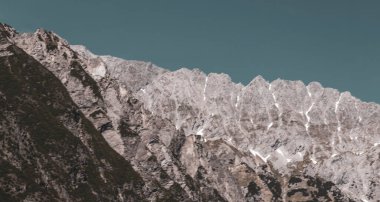 Dağ ve Alp Tepesi manzara dağları ve kayalar yeşil tarlaları olan manzaralar daha az orman ve köknar ağaçları Alpler Imst Tyrol Avusturya 'da kayalık doğa ve mavi gökyüzü.