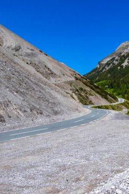 Yaz mevsiminde dağların zirvesinden düşen tehlikeli kayalar ve taş çığ Alplerdeki mavi gökyüzü Tyrol Avusturya.