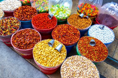 Centro Historico City Mexico 'da çeşitli meyve ve tohumlar satılıyor..