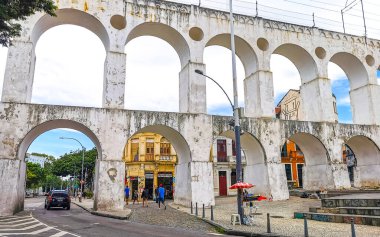 Rio de Janeiro Eyaleti Rio de Janeiro Brezilya 11. Aralık 2020 Arcos da Lapa Köprüsü ve Şehir Sokakları Kemerli mavi bulutlu gökyüzü Arabaları ve Brezilya 'daki İnsanlar.