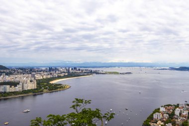 Rio de Janeiro Panorama City Skyline Plaj Sahili Dağları Tropikal Orman ve Mavi Bulutlu Gökyüzü Rio de Janeiro Brezilya.