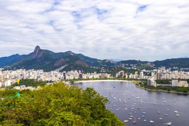 Rio de Janeiro Panorama City Skyline Plaj Sahili Dağları Tropikal Orman ve Mavi Bulutlu Gökyüzü Rio de Janeiro Brezilya.