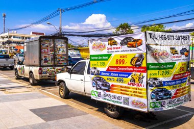 Pattaya Chon Buri Tayland 27 numara. Ekim 2018 'de Pattaya Bang Lamung Chon Buri Tayland, Güneydoğu Asya' da Tayland 'da Tai otomobili reklamı olan bir kamyonet arabası..