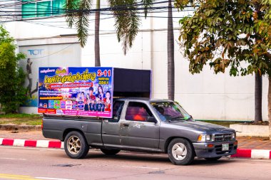Pattaya Chon Buri Tayland 24. Ekim 2018 'de Pattaya Bang Lamung Chon Buri Tayland, Güneydoğu Asya' daki Tayland müzik etkinliği konseri için reklamı olan kamyonet arabası..