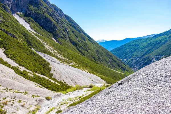 Yaz mevsiminde dağların zirvesinden düşen tehlikeli kayalar ve taş çığ Alplerdeki mavi gökyüzü Tyrol Avusturya.