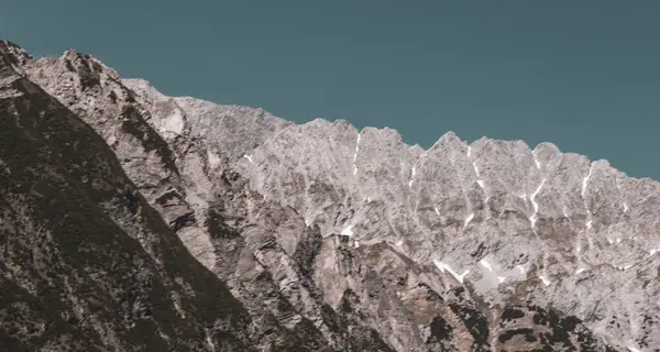 Dağ ve Alp Tepesi manzara dağları ve kayalar yeşil tarlaları olan manzaralar daha az orman ve köknar ağaçları Alpler Imst Tyrol Avusturya 'da kayalık doğa ve mavi gökyüzü.